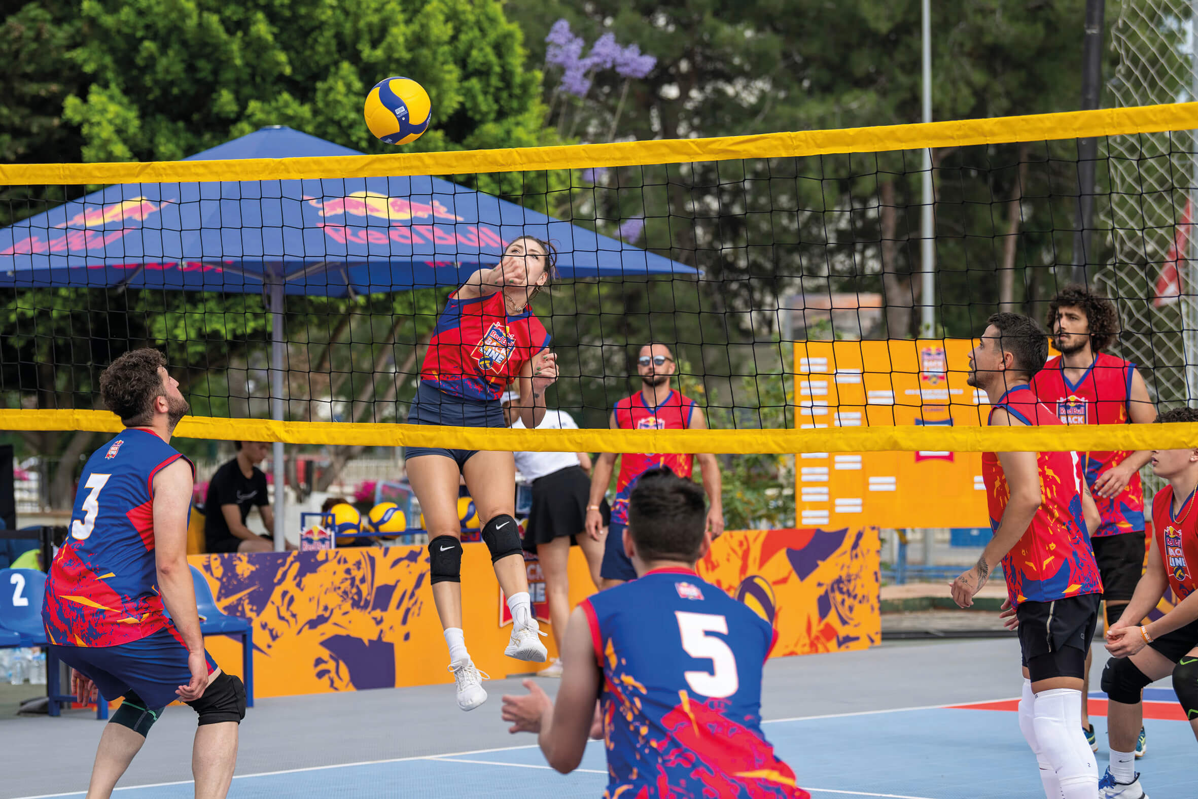 Kumda voleybol zamanı